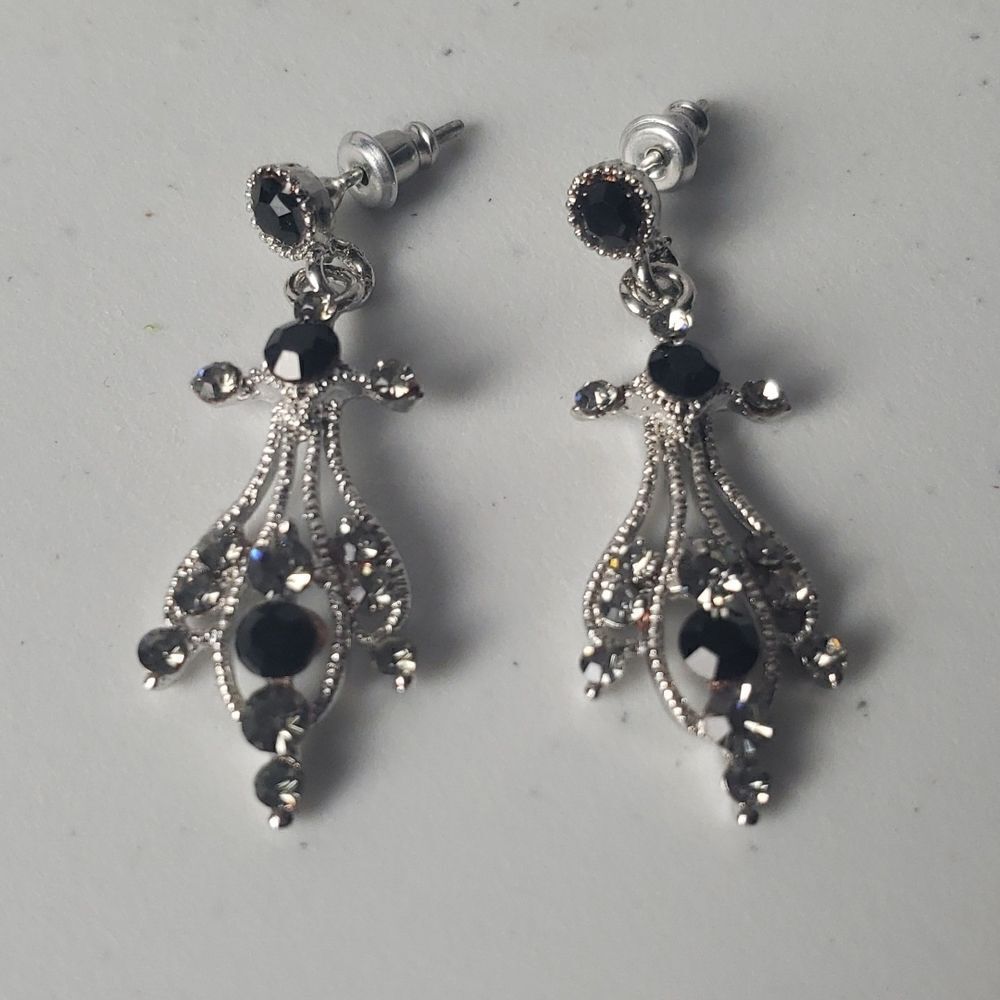 Vintage Like New Fashion Black Dangle Earrings